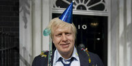 Boris Johnson als Wachsfigur geschmückt mit einem Partyhütchen und Cocktailschirmchen