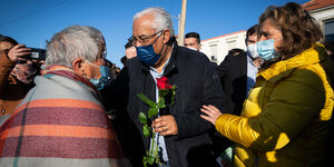 António Costa mit einer rosa im Strapenwahlkampf