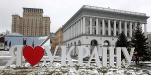 Ein rotes Herz und "Ich liebe die Ukraine" riesige Buchstaben auf dem Platz der Unabhängigkeit in Kiew