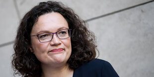 Andrea Nahles, eine etwas ältere Frau mit schulterlangen, lockigen, dunklen Haaren. Sie trägt eine Brille.