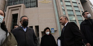 Menschen vor dem Strafgericht in Istanbul