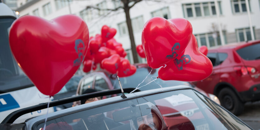 Rote Herzen-Lufballons mit einem Portrait von Deniz Yücel