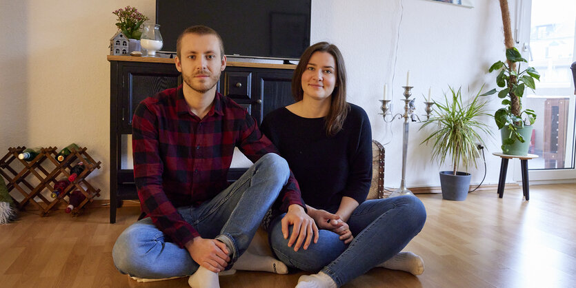 Zwei Menschen sitzen nebeneinander in eine rWohnung.