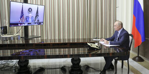Wladimir Putin, Präsident von Russland, ist in seinem Büro in der Bocharov Ruchei Residenz in Sotschi während eines bilateralen Treffens mit US-Präsident Biden (auf dem Bildschirm) per Videoanruf zu sehen