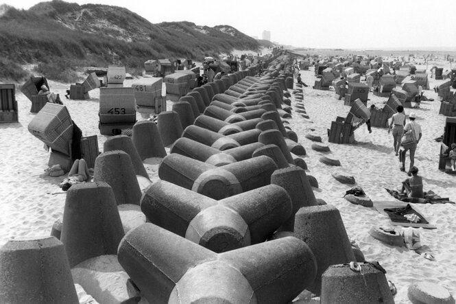 Der Beton-Gürtel aus Tetrapoden, der bei Hochwasser auf Sylt das Unterspülen der Landmassen verringern sollte