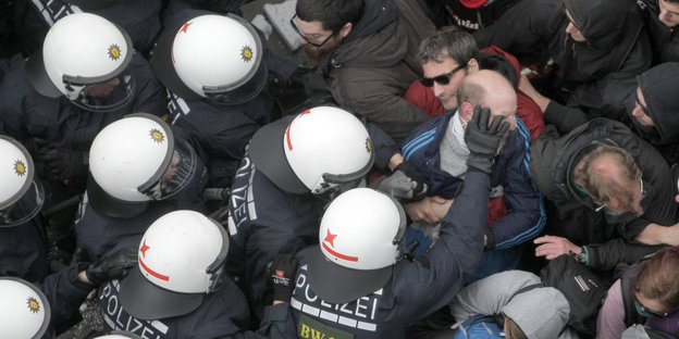 Polizisten und Demonstranten auf Blockupy-Demo