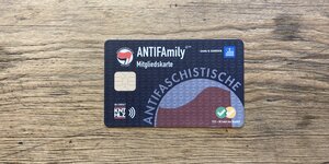 Eine satirische Mitgliedskarte der Antifa-Family