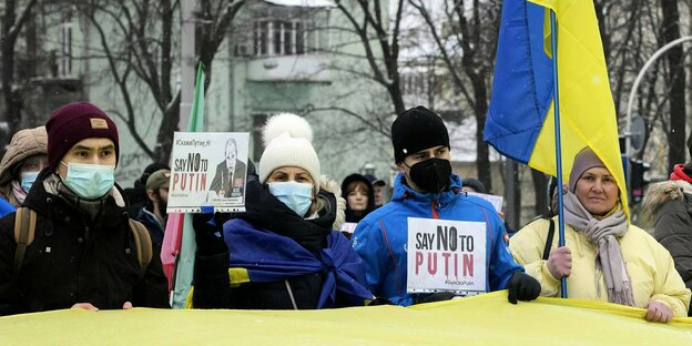 Protest in Kiew mit ukrainischer Flagge und der Forderung: Say no to Putin