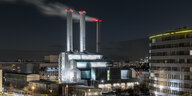 Vattenfall Gas-und Dampfturbinen Heizkraftwerk bei Nacht - hell erleuchtet