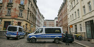 Polizeitransporter sperren eine Straße,Altbauten in Leipzig Connewitz