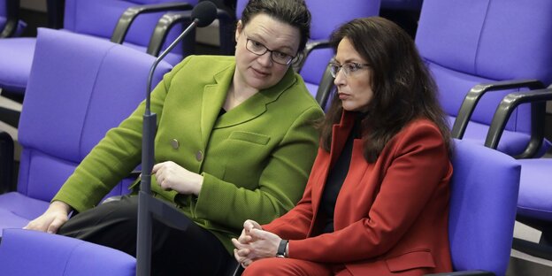 Andrea Nahles und Yasmin Fahimi sitzen im Bundestag zusammen
