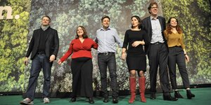 Bundesvorstand der Grünen, 6 Personen stehen vor einem Waldbild