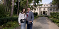 Tswi Herschel mit seiner Enkelin Jessica vor dem Haus der Wannsee-Konferenz