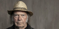 Der US-Musiker Neil Young schaut frontal in die Kamera