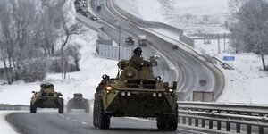 Ein Konvoi gepanzerter russischer Fahrzeuge bewegt sich am Dienstag über eine Autobahn auf der Krim, die Landschaft ist verschneit