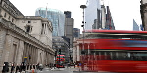 Roter Bus fährt von der Bank of England