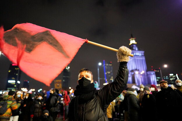 Ein schwarzer Blitz auf roter Fahne, Zeichen der Abtreibungsgegnerinnen in Polen