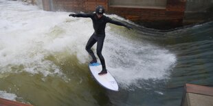 Surfer auf der Welle