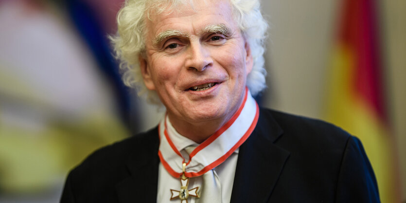 Portrait Simon Rattle mit Berliner Verdienstorden im Jahr 2018