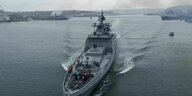 Übersicht eines russischen Marineschiffes im Wasser