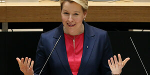 Das Foto zeigt Regierungschefin Franziska Giffey von der SPD am Rednerpult des Abgeordnetenhauses.