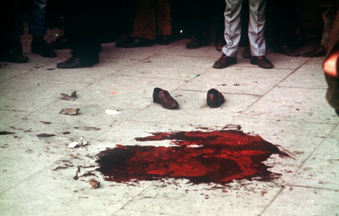 Das Bild vom Bloody Sunday in Londonderry zeigt eine große Blutlache und ein paar Schuhe. Hier wurde ein irischer Demonstrant von britischen Soldaten getötet