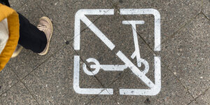 "Kein Roller"-Piktogramm auf Gehweg