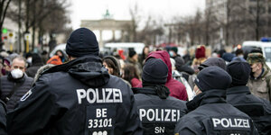 Berliner Polizisten am 26. Januar bei einer Demonstration gegen die geplante Corona-Impfpflicht