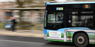 Busfahrten Teil des Semstertickets oder nicht? Ein Bus der Linie 11 fährt durch Göttingen