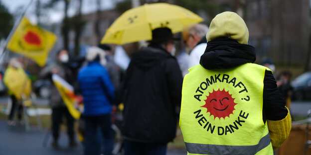 Brennelementefabrik: Aktivist*innen mit "Atomkraft? Nein danke"-Merch protestieren in Lingen