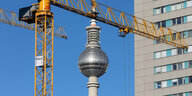 Berliner Fernsehturm, Baukran und Hochhaus
