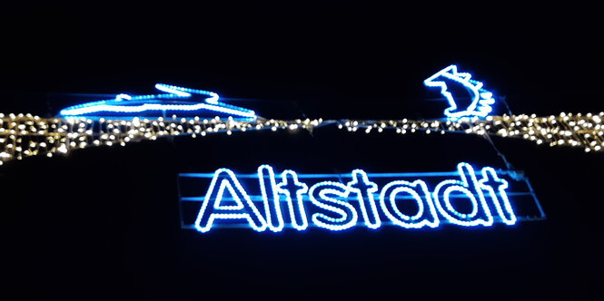 Leuchtreklame vor nächtlichem Himmel: links in Hase, rechts ein Igel, dazwischen das Wort "Altstadt"