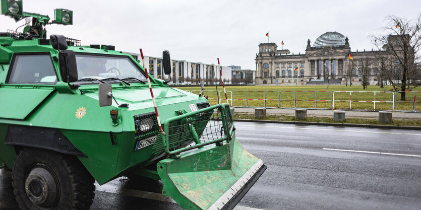 Vor dem Bundestag, in dem die Debatte zur Impfflicht läuft, steht ein Wasserwerfer der Polizei, um etwaige Protestgewalt abzuwehren