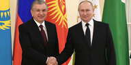 Usbekistans Präsident Shavkat Mirsijojew und sein russischer Amtskolleg Wladimir Putin schütteln sich die Hände