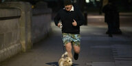 Boris Johnson joggt mit einer bunten Hose und seinem Hund