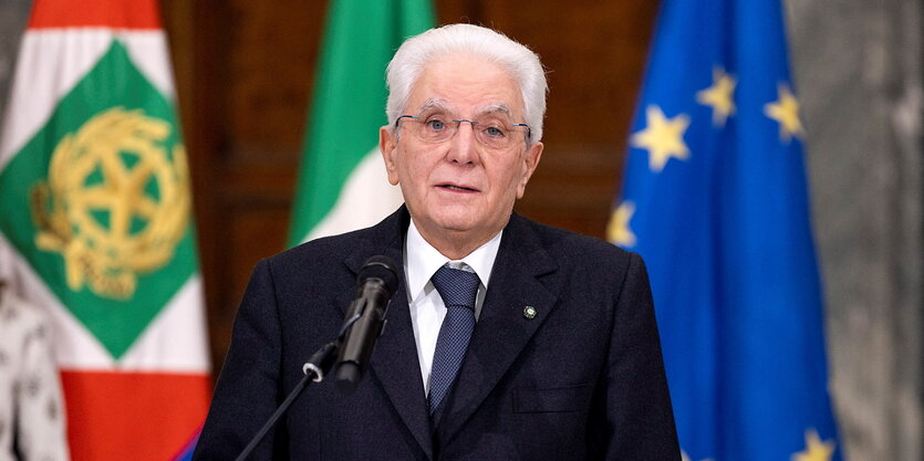 Mattarella zwischen Flaggen