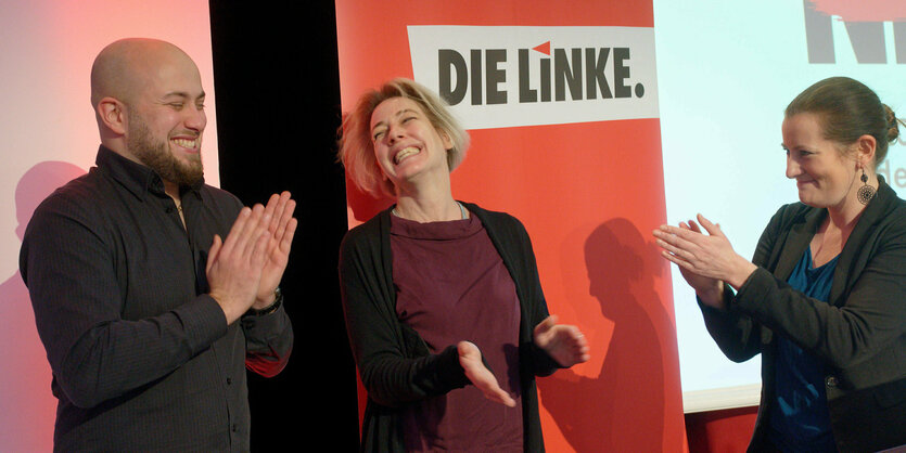 Jules El-Khatib, Carolin Butterwegge und Janine Wissler lachen zusammen