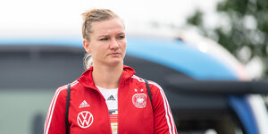 Alexandra Popp in einer roten Trainingsjacke des DFB.
