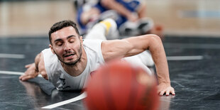 Hamburgs Guard Max DiLeo liegt auf dem Bauch und streckt sich vergeblich nach einem verlorenen Ball