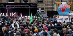 Demonstranten hören Greta Thunberg zu