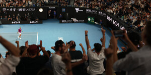 Blick von oben auf den Tenniscourt der Australian Open. Viele Menschen jubeln, auf dem Platz sieht man den spanischen Profi Rafael Nadal