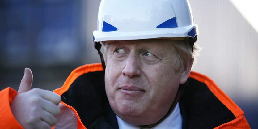 Boris Johnson mit Bauhelm und erhobenem Daumen