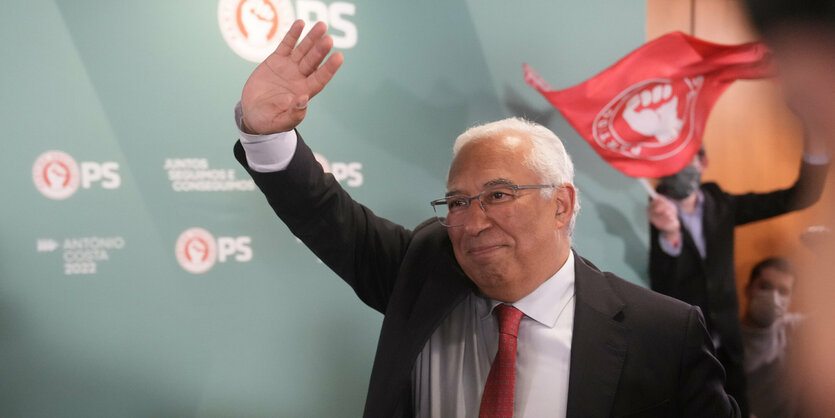 António Costa winkt