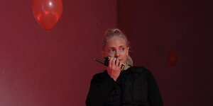 Dragana Bulut in ihrer neuen Arbeit „Behind Fear“ - mit Funkgerät in der Hand