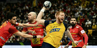 Der schwedische Handballler Jim Gottfridson setzt sich gegen drei spanische Spieler durch und setzt zum Wurf an.