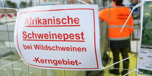 Ein Schild warnt vor der Afrikanischen Schweinepest