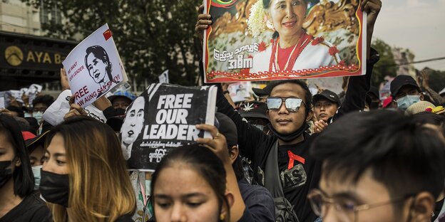 Demonstranten mit Fotos von Aung San Suu Kyi
