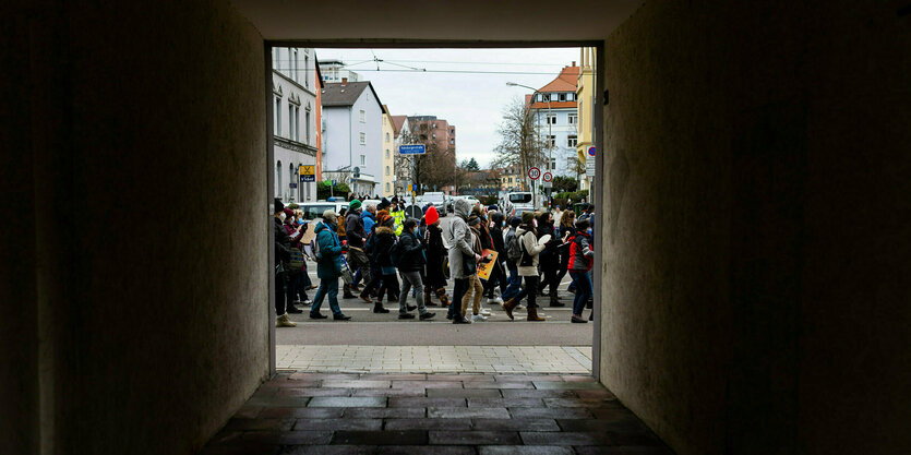 Ein Protestzug durch eine Einfahrt gesehen