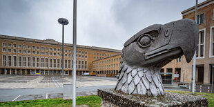 Adlerkopf vor dem Gebäude des ehemaligen Flughafen