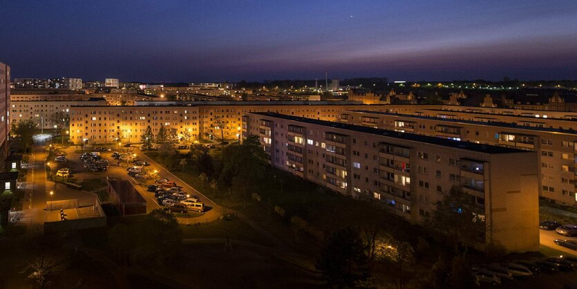 Sozialbausiedlung in der blauen Stunden, einige Wohnungen beleuchtet